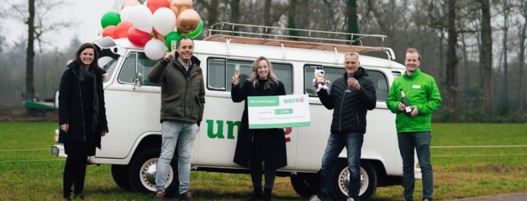 De uitreiking door Rutger en Francis, beiden lid van de ledenraad Univé Oost. Namens Stichting de Vrienden van Reurle namen Gettie Wolsink, Celine Straatmans en Laurens Stapelbroek de cheque in ontvangst. Foto:PR