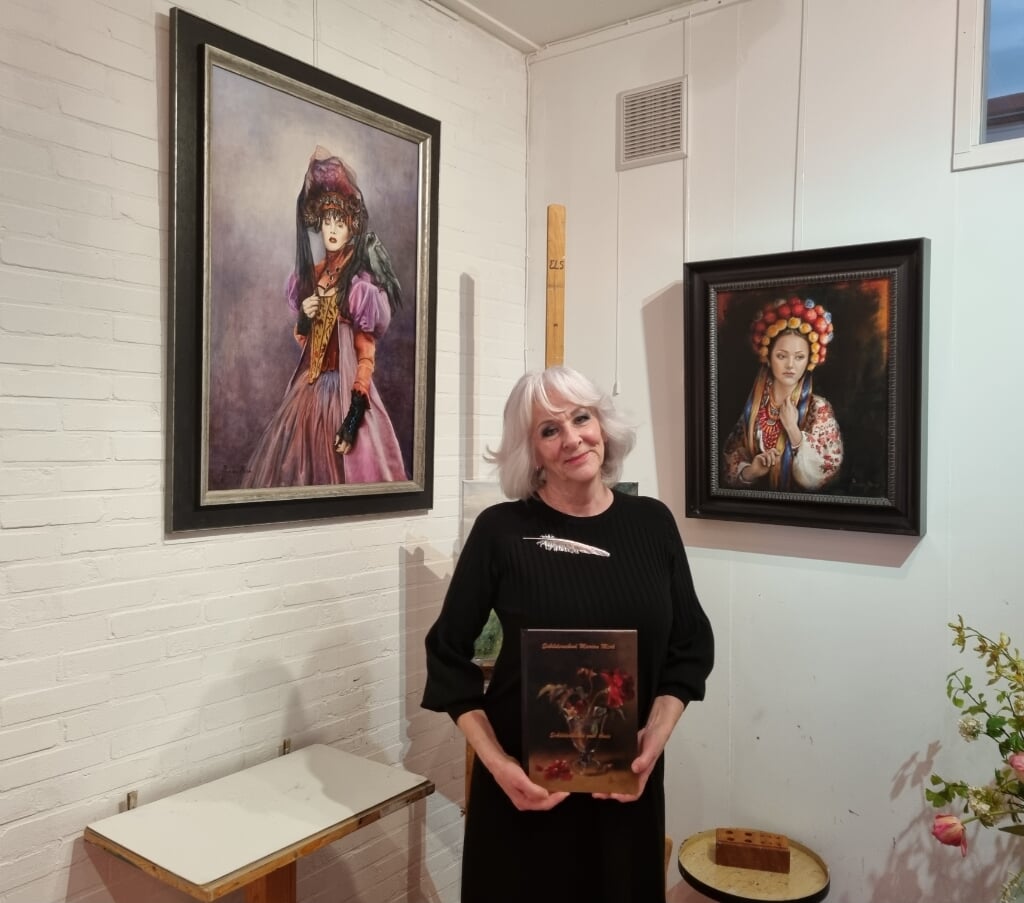 Kunstschilder Marian Merk met haar boek ‘Schilderen voor thuis’. Foto: Rob Weeber