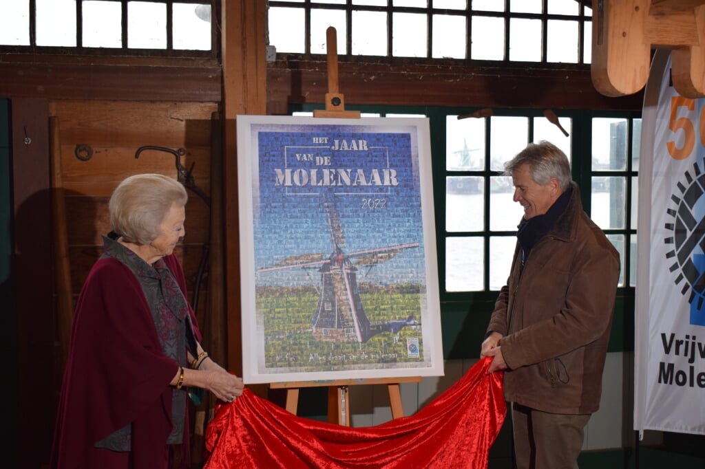 Prinses Beatrix onthult samen met Erik Kopp de poster met molen Hermien erop afgebeeld.