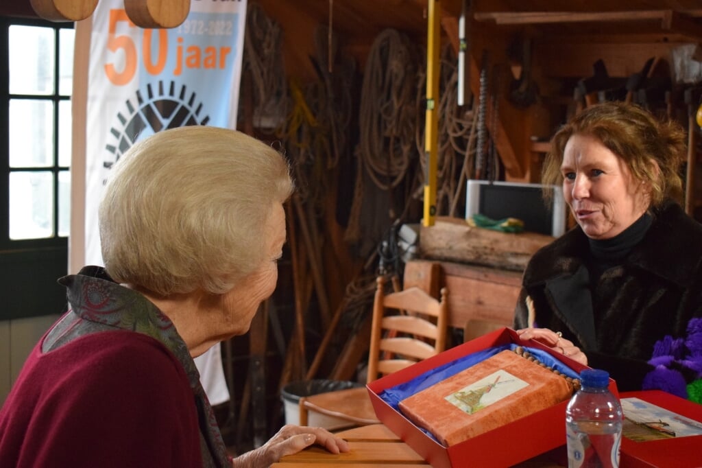 Prinses Beatrix neemt cadeau in ontvangst van Peet Wessels. Foto: PR