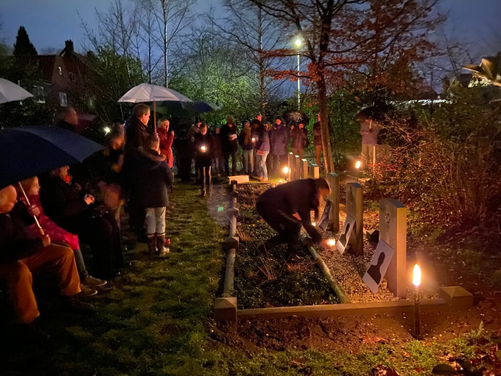 Lichtjesavond 2019 op de Algemene Begraafplaats aan de Loolaan waar de 14 militaire en 2 burger oorlogsslachtoffers worden herdacht. Foto: PR