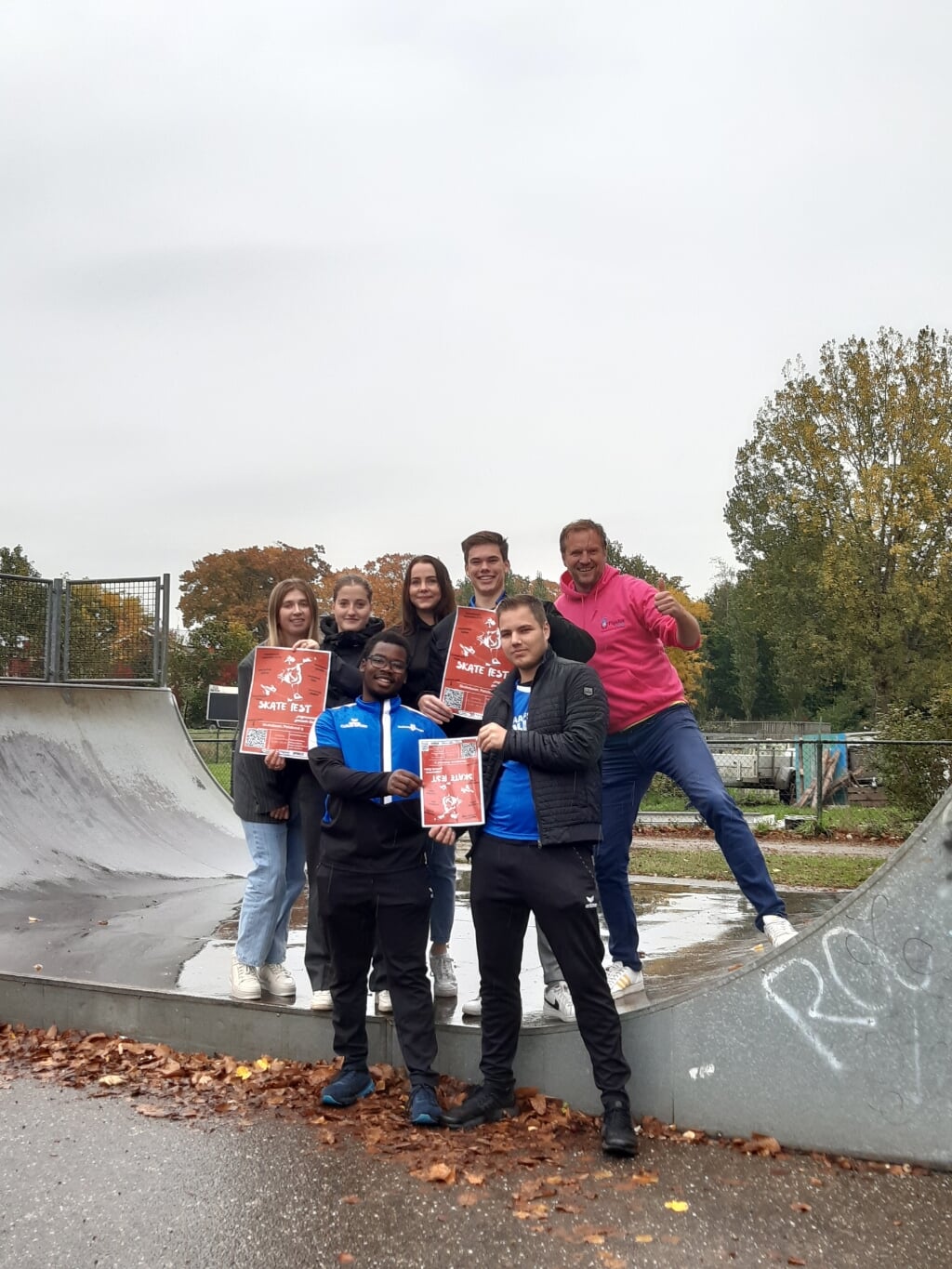 Studenten Graafschap College en Jolien en Michiel van Figulus van het skate evenement. Foto: PR