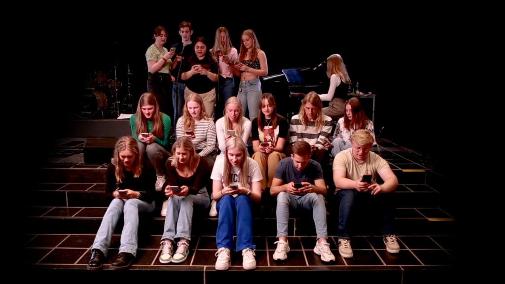Gymnasiasten van het Marianum in Groenlo zingen hier hun lied over de zwaluw. Foto: PR