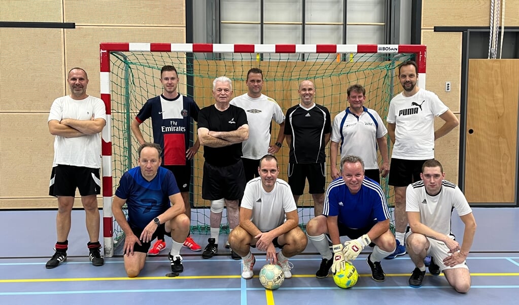 De jongste is begin 20 de oudste 70. Dinsdags spelen ze samen zaalvoetbal. Foto: Karin van der Velden