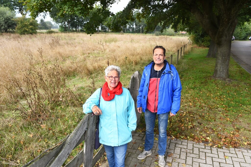 Dorien Leijzer (links) en André Kaminski, voorzitter Stichting Achterhoek weer mooi. Foto: Roel Kleinpenning