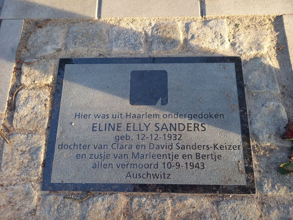De gedenksteen voor Elly Sanders, die in de Tweede Wereldoorlog ondergedoken zat bij de familie Eggink  aan de Vordenseweg. Foto: Jan Hendriksen
