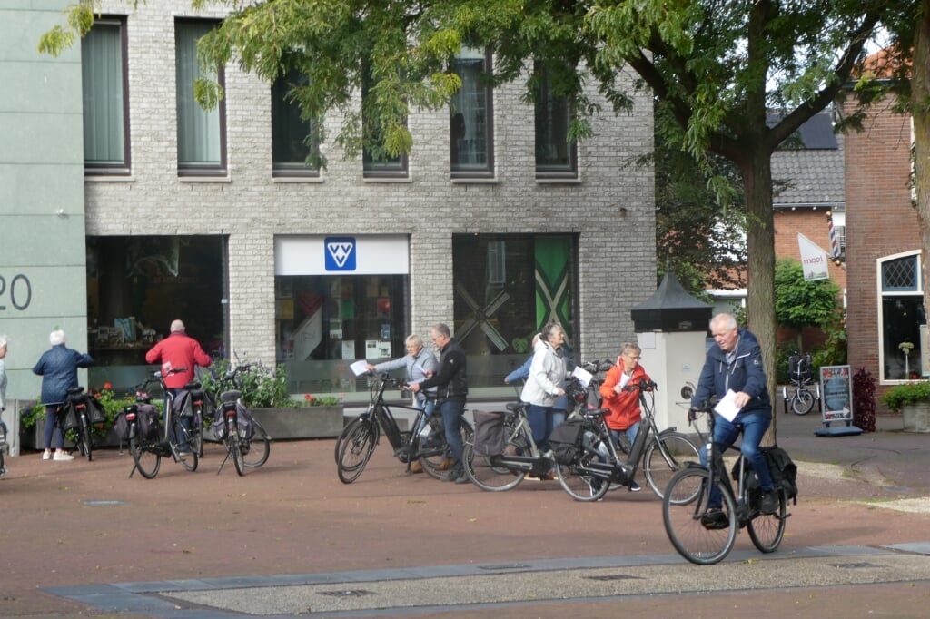 De deelnemers genoten volop van de twee uitgezette fietsroutes, vanaf het Ruurlose VVV-kantoor. Foto: Jan Hendriksen 