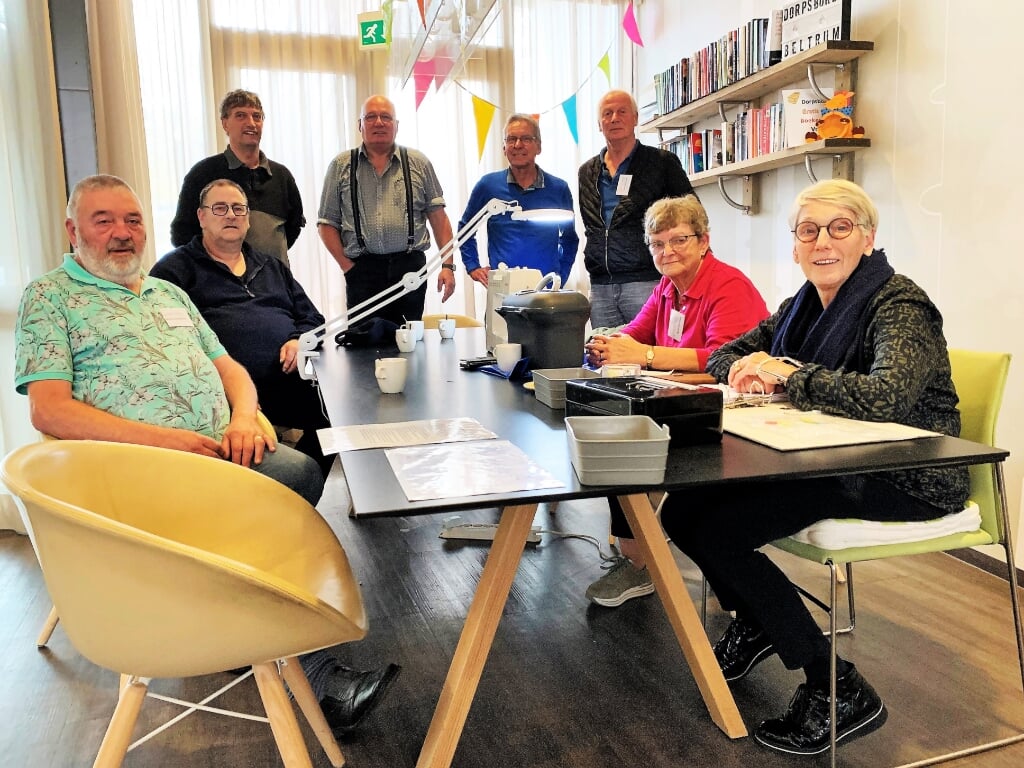 Een aantal vrijwilligers van het Repair Café Beltrum bijeen op zaterdag 29 oktober 2022. Foto: Theo Huijskes