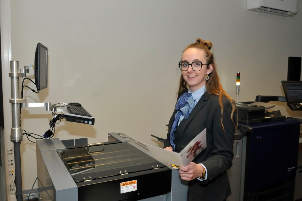 Tessa Honderslo bij het drukwerkapparaat. Foto: PR GUV