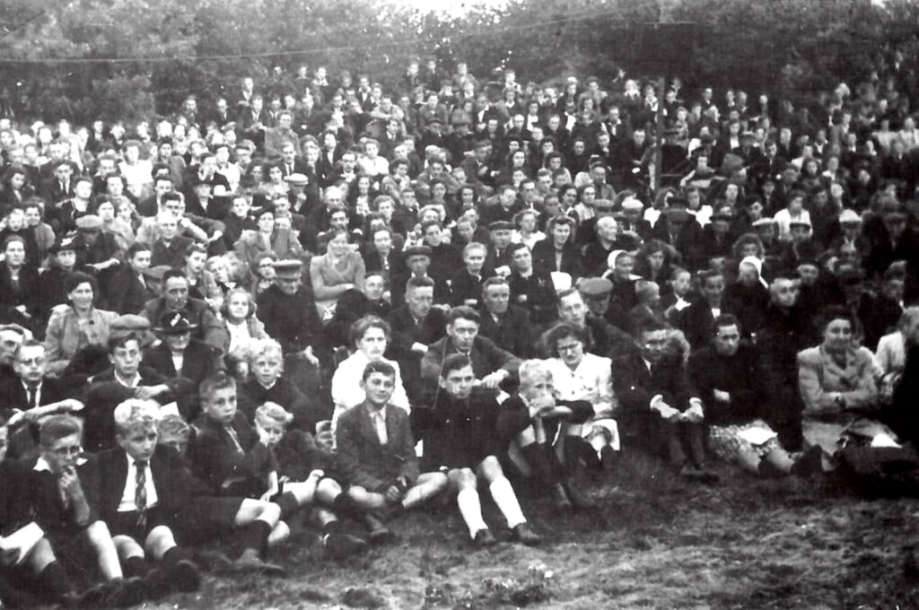 Een deel van de duizend bezoekers van de onderduikersreünie bij de Braakhekke Bulten in Harfsen in 1946. Foto: PR