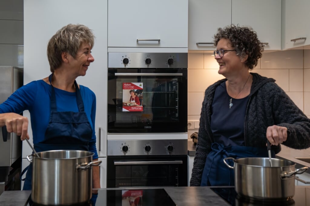 Judith en Gea in de keuken van De Uitwijk. Foto: PR