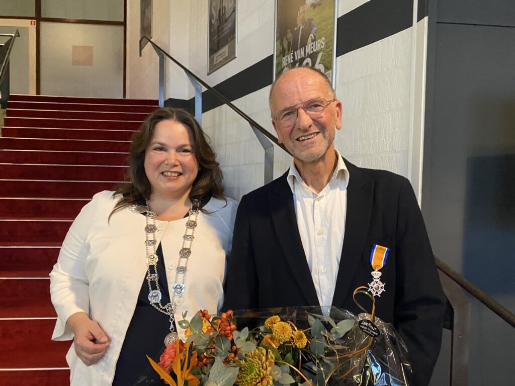 Locoburgemeester Elvira Schepers reikte de onderscheiding uit. Foto: PR Gemeente Winterswijk