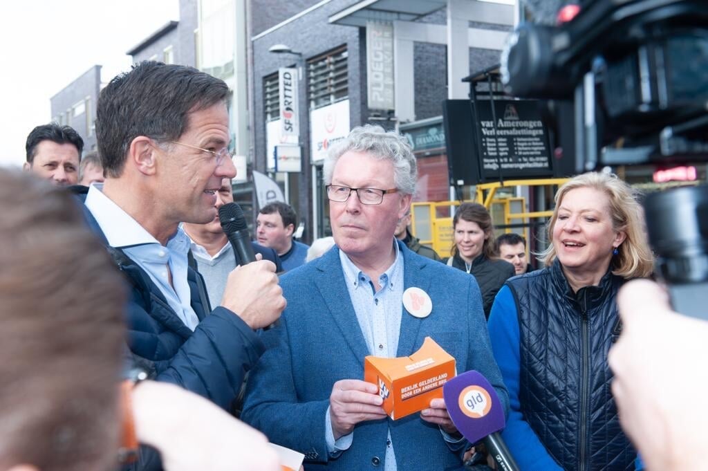 Jan Markink (midden) met Mark Rutte en voormalige Statenlid Rosmarij Boender op campagne in 2019. Foto: VVD/PR