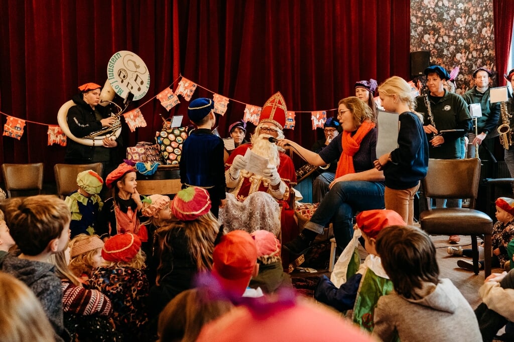 Binnen bij Grand Café bij Ludger hadden de kinderen veel vragen aan Sinterklaas. Foto: Achterhoekfoto.nl