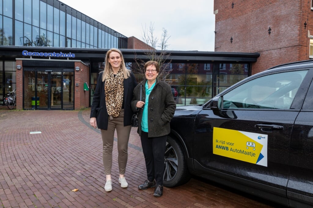 Wethouder Ellen Dusseldorp en Dini Heringa voor het gemeentehuis in Lichtenvoorde. Foto: Fotostudio Jurgen Pillen