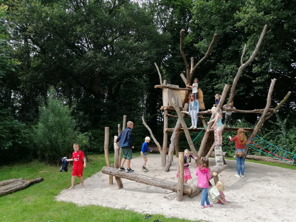 Kinderen spelen op het nieuwe klimstoestel in Kruidenhof te Mallum. Foto: PR