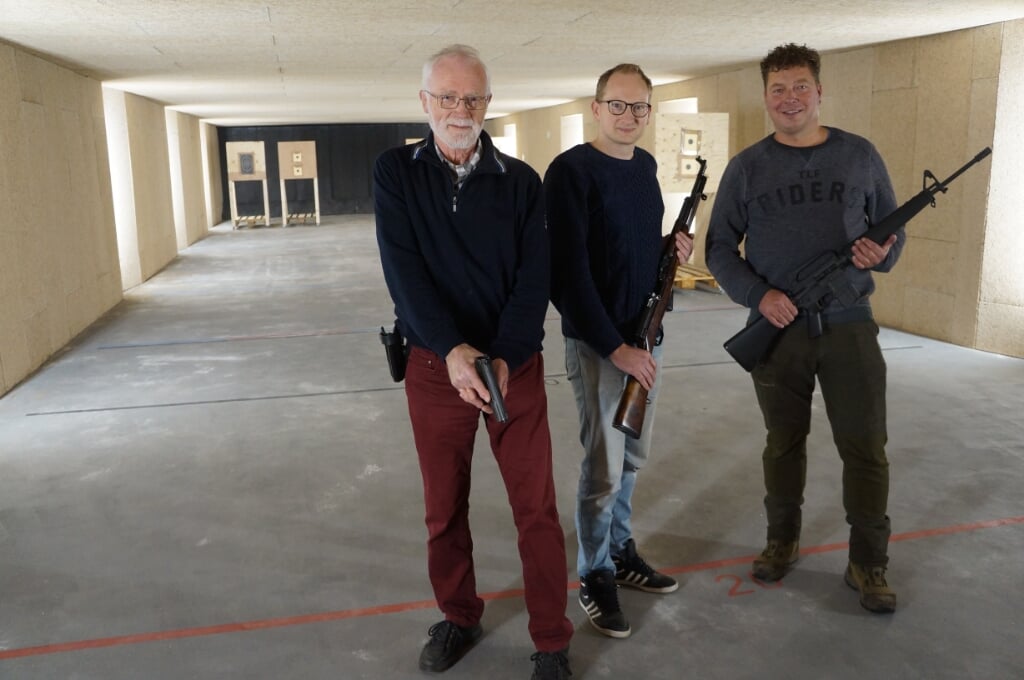 Bertus Kranenbarg (links), Jim Kreunen (midden) en Don Veenhuis in de nieuwe schietkelder in Veldhoek. Foto: Richard Stegers