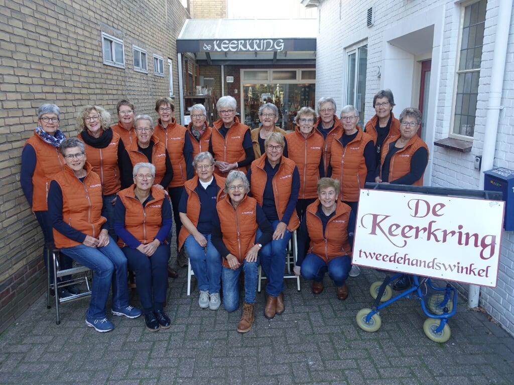 De 'meisjes van de Keerkring' in hun nieuwe outfit. Foto: Wim Lensink.