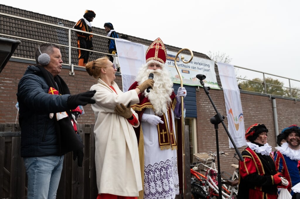 Sinterklaas in gesprek met wethouder Gosselink en Klaas Leutscher. Foto: Achterhoekfoto.nl/Paul Harmelink