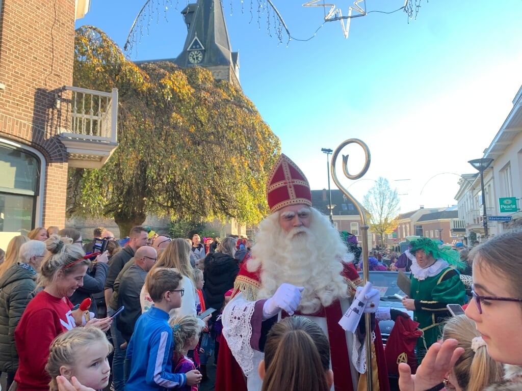 Sinterklaas wordt feestelijk ontvangen in de Landstraat. Foto: Eva Schipper