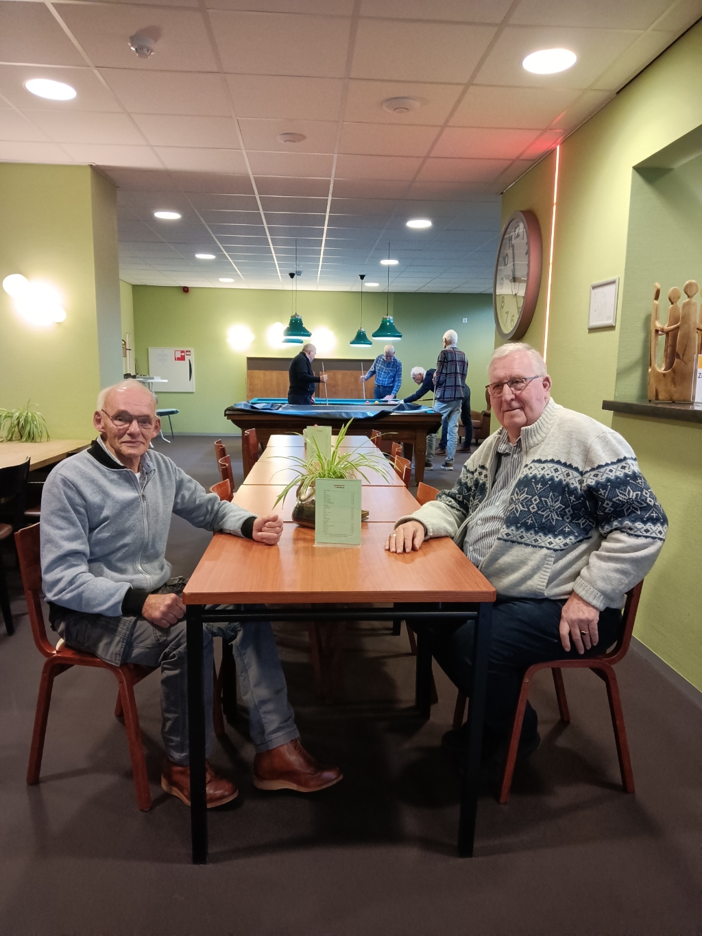 De neven Meindert Hagenbeek en Jan Bennink zijn positief over vertrekkend burgemeester Annemieke Vermeulen. Foto: Rudi Hofman