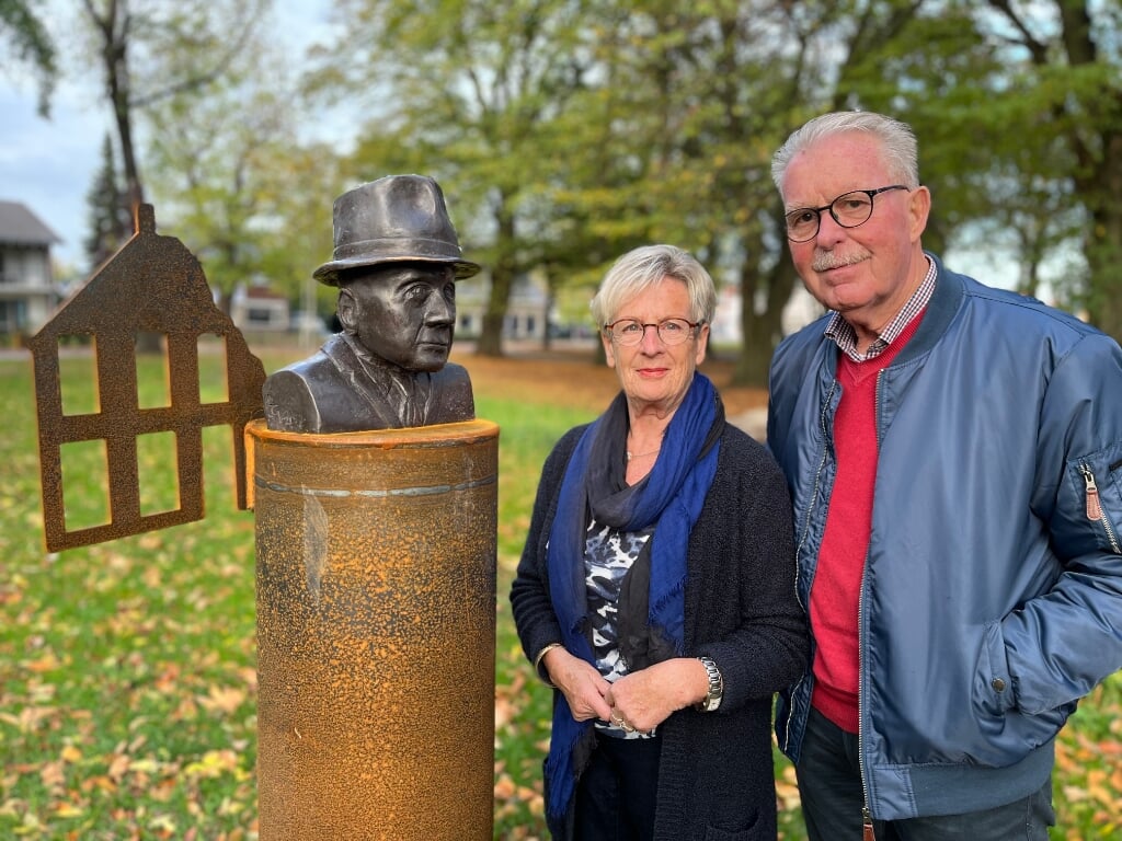 De familie Vreeman bij het beeld van Dominee Stork, naar wie het park achter het Albertusgebouw is genoemd. Foto: Karin van der Velden