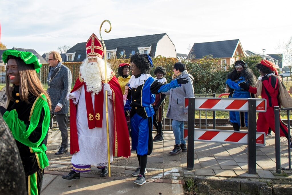 Sinterklaas en de Pieten komen aan bij het station in Wehl. Foto: Hermien Jansen