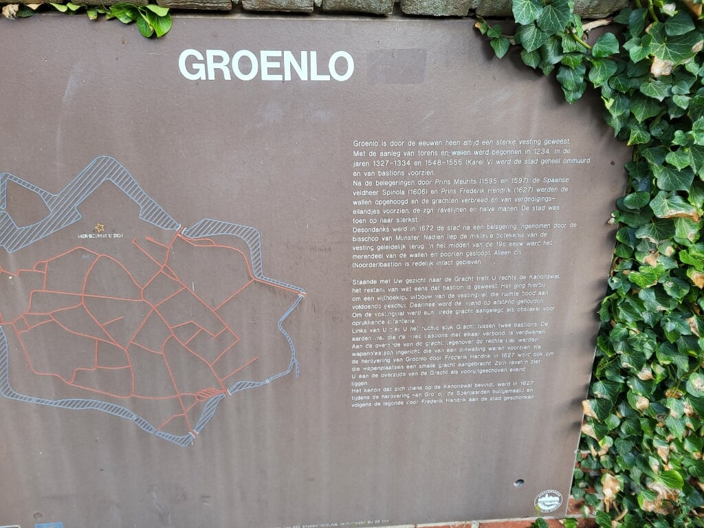 Het informatiepaneel nabij het Noorderbastion in Groenlo inspireerde Raymond mede tot het duiken in de Grolse geschiedenis. Foto: Mark Ebbers