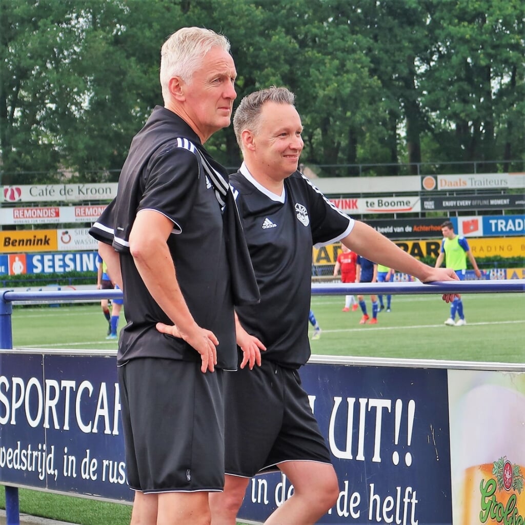 Hoofdtrainer William Krabbenborg (rechts) samen met assistent-trainer Jos Heutinck. Foto: Theo Huijskes