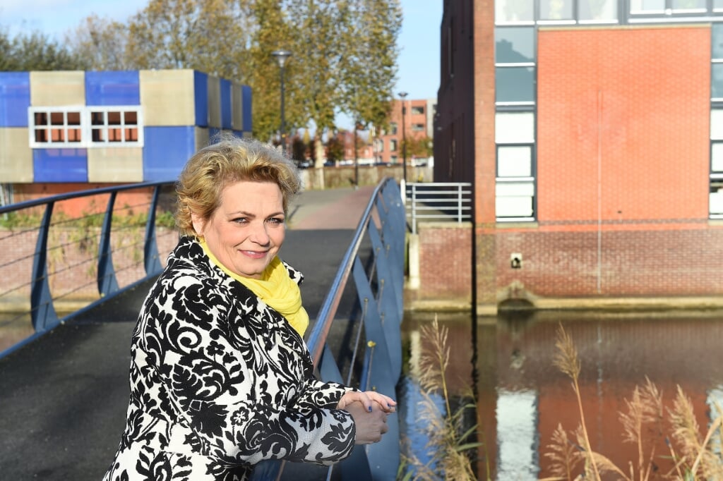 Anja Nieuwenhuis staat als bruggenbouwer op een fiets- en wandelbrug in Dichteren (foto Roel Kleinpenning)