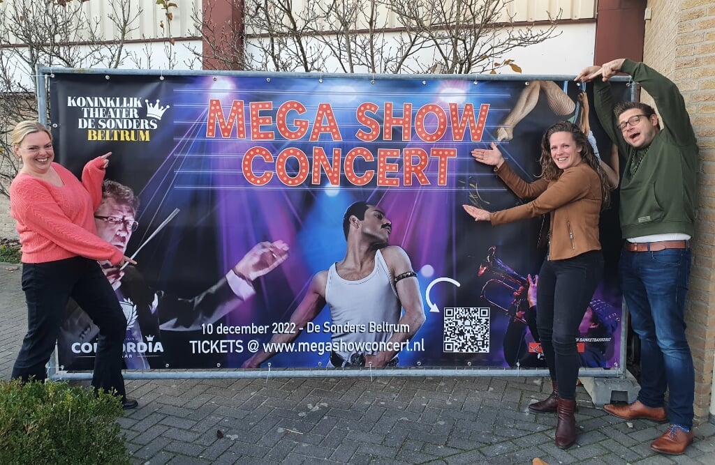 Chantal te Braake, Anne Groot Zevert en Niels Voortman als 'comité van aanbeveling' bij hun doek van het Mega Show Concert. Foto: Henri Walterbos