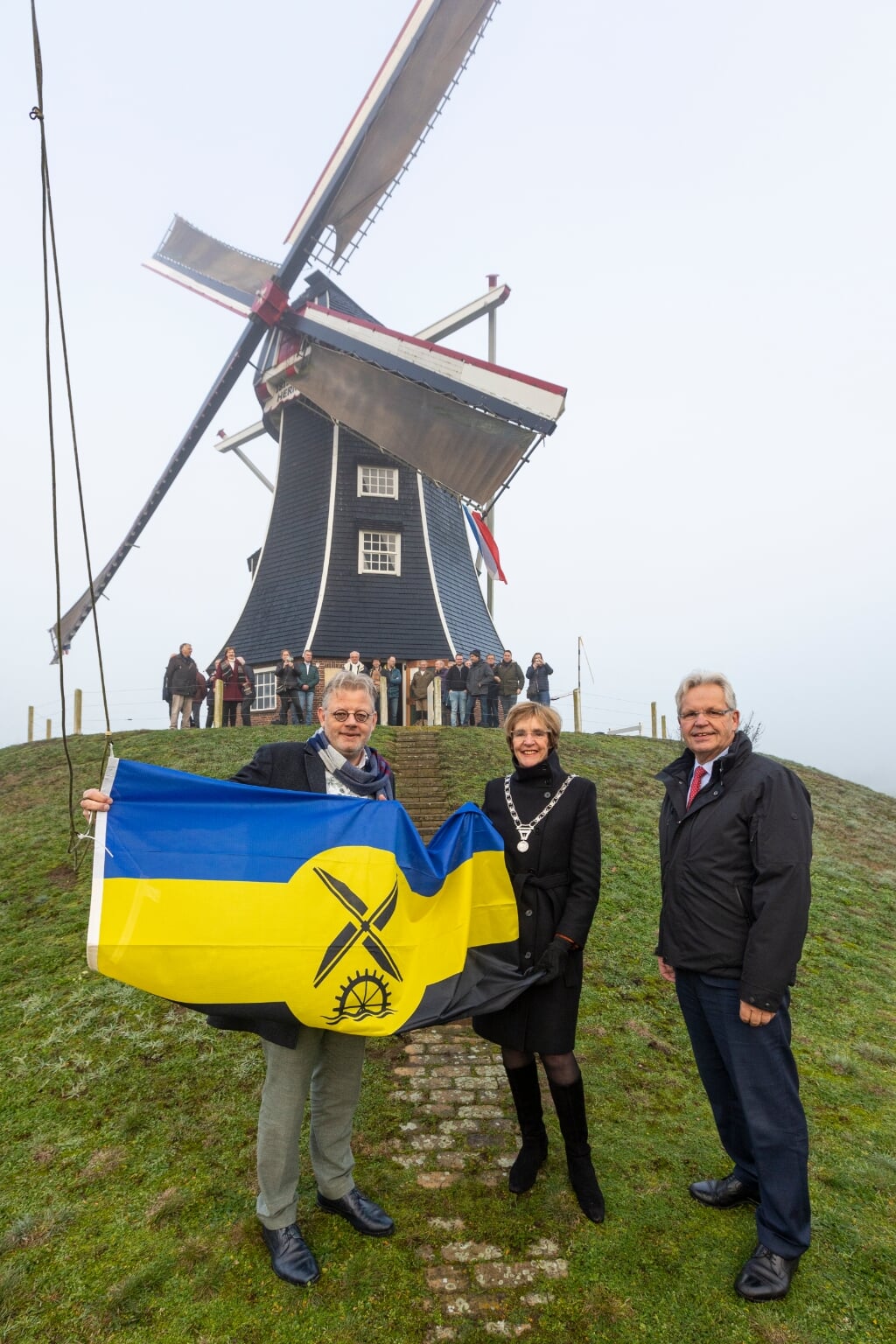 Peter Drenth toont nieuwe Gelderse molenvlag met naast hem, Annette Bronsvoort en Jos Penninx. Foto: Jurgen Pillen