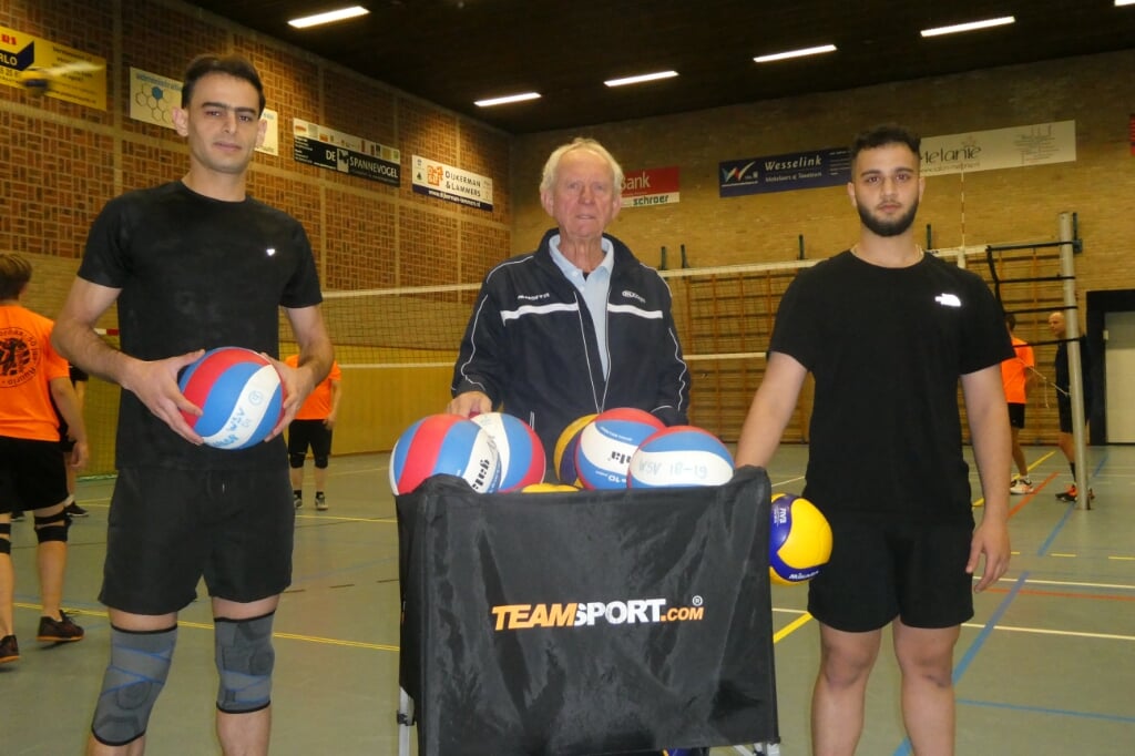 Trainer Dick van Slooten te midden van Mahan uit Iran en Mohammed uit Palestina. Foto: Jan Hendriksen