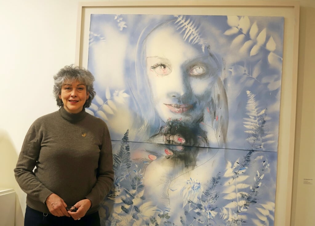 Tiana Wilhelm bij het werk van Edith Meijering dat onderdeel uitmaakt van Wilhelms afscheidstentoonstelling. Foto: Sander Grootendorst