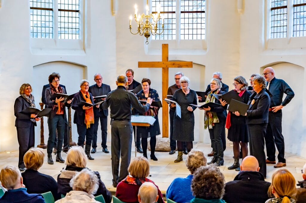 Vocaal ensemble Garden Rumours tijdens het optreden in de protestantse kerk. Foto: Henk van Raaij