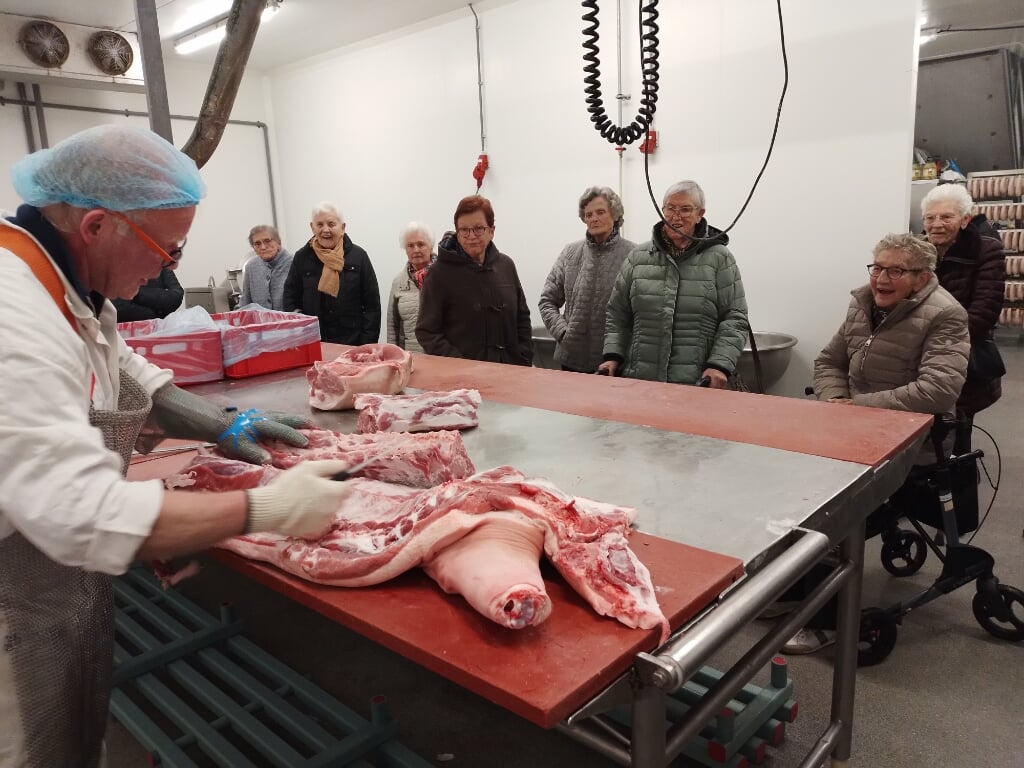 Onder grote belangstelling werd een half varken uitgebeend door een van de slagers van het bedrijf.  Foto: PR