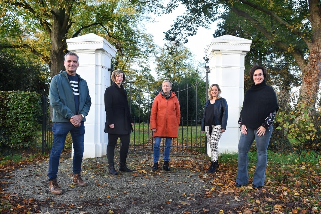 De werkgroep met v.l.n.r. Wim Lammers, Ellen Wezendonk Jeanet Essink, Mariélle Essink en Sonja Vink bij 't Olde Kerkhof. Foto: Roel Kleinpenning
