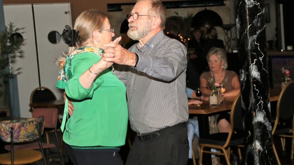 Marcel en Maarya op de dansvloer bij de eerste Balroomdance in De Herberg. Foto: Rob Schmitz