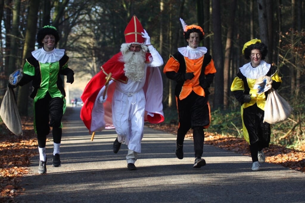 Sinterklaas en zijn pieten komen speciaal langs voor de warming-up en om de lopers aan te moedigen. Foto: PR