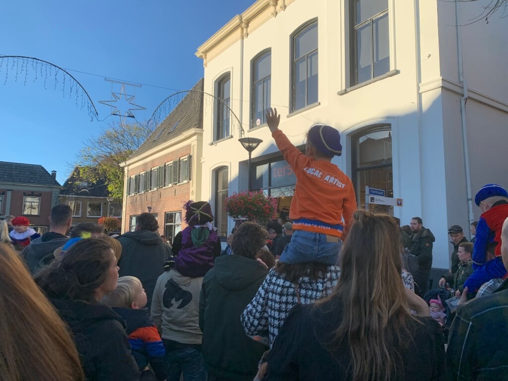 Zwaaien naar Sinterklaas. 