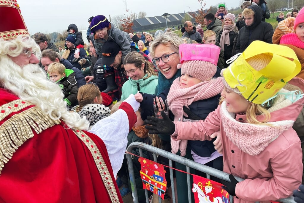 Sinterklaas begroet Agnes met haar kleinkinderen Saar en Noor in Gendringen. Foto: Roel Kleinpenning