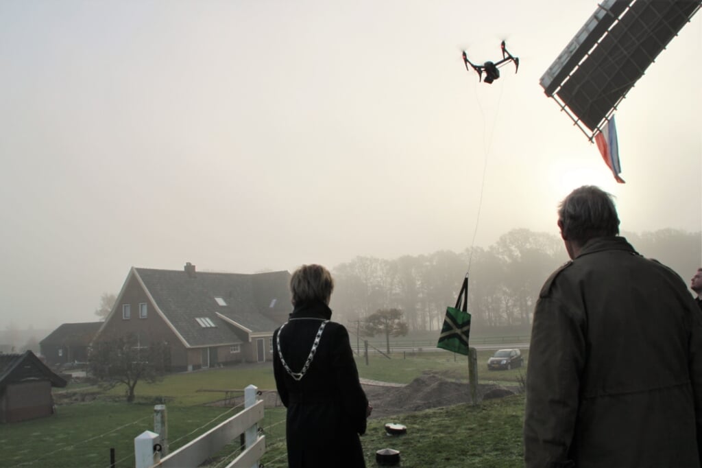 Een drone brengt de tas met het boek 'Twee eeuwen in weer en wind'. Foto: Dinès Quist