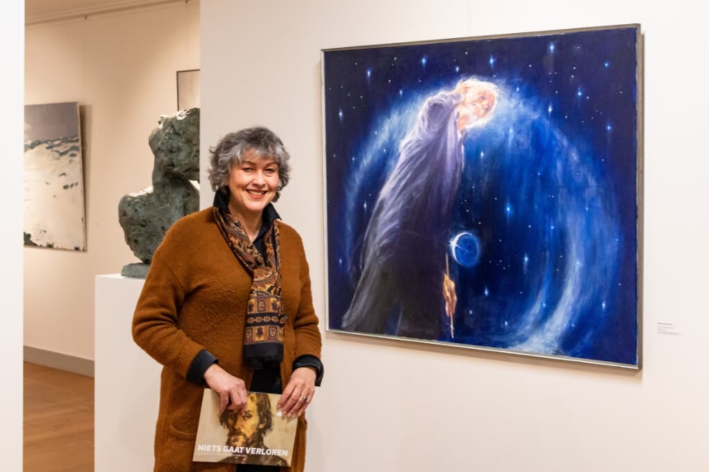 Tiana Wilhelm bij een van haar favoriete werken in deze tentoonstelling 