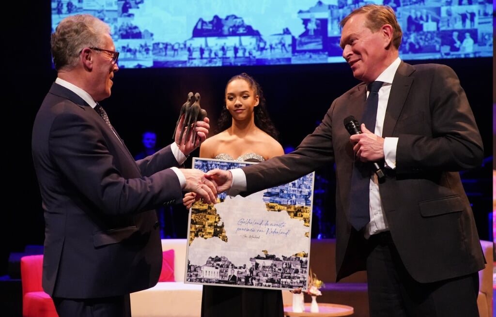Jan Markink neemt de Gelderse Sportprijs in ontvangst. Foto: Mathilde Dusol
