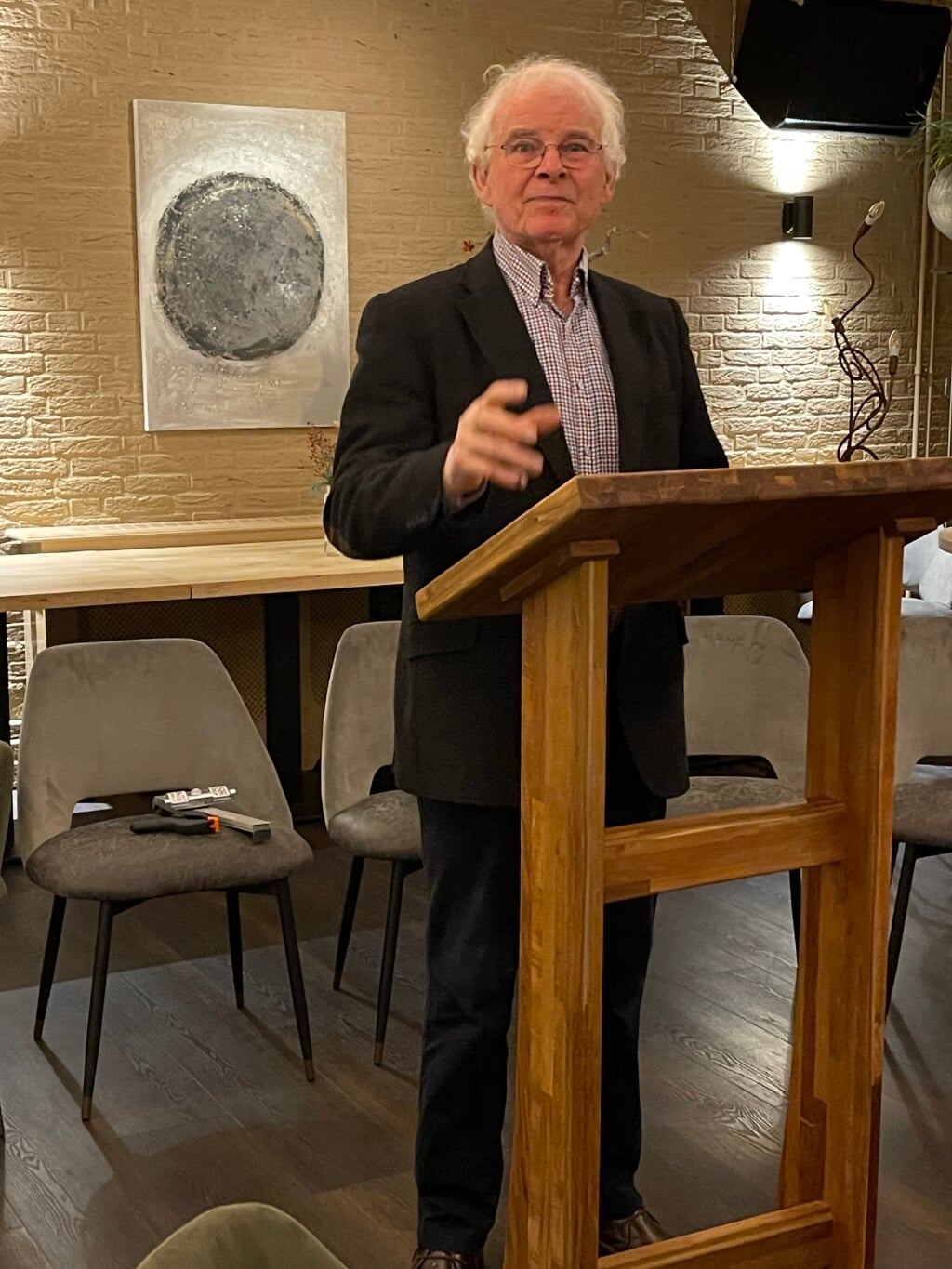 André van Ooijen spreekt tijdens een B.U.S.-bijeenkomst. Foto: Vereniging Benut Uw Spraakvermogen