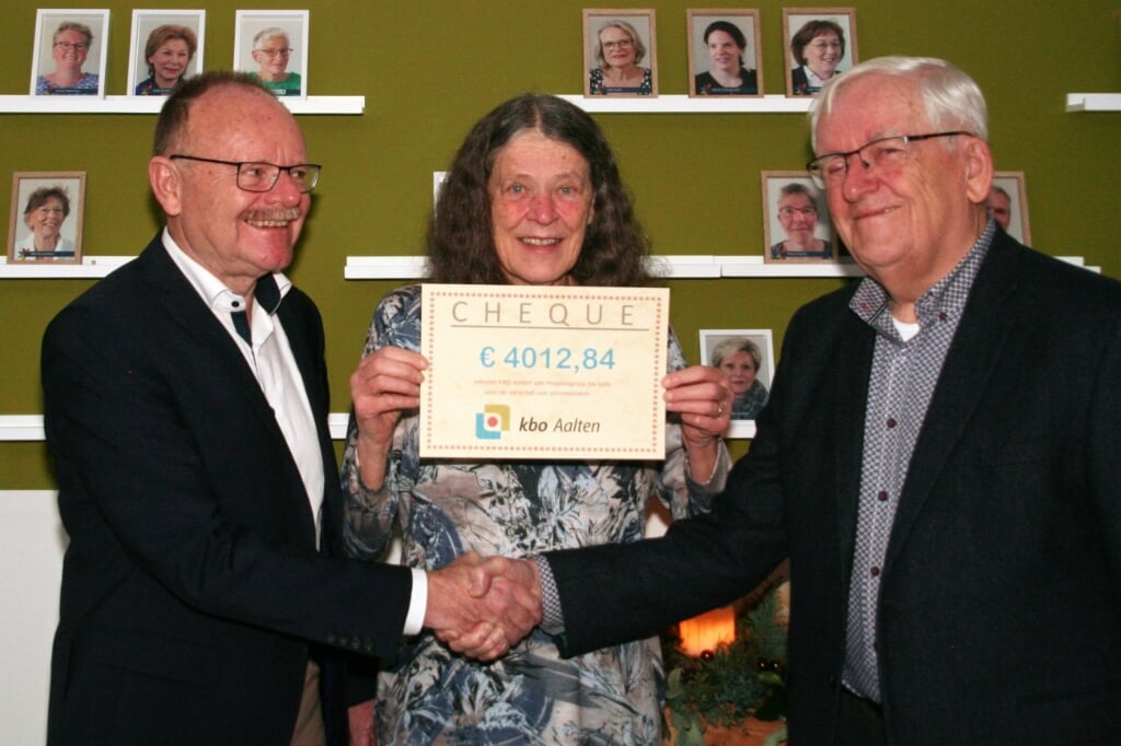 Henk Eijkelkamp en Emma Bijlsma van KBO Aalten overhandigen de cheque aan Johan Teeuwsen, voorzitter Hospicegroep De Lelie. Foto: Henk Bijlsma.