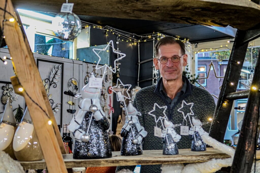 Rob Rosweide (Shop Melange) is de grote initiator van de ondernemersmarkt ‘Kerst op z’n Hengels’ op zaterdag 10 december in Hengelo. Foto: Luuk Stam
