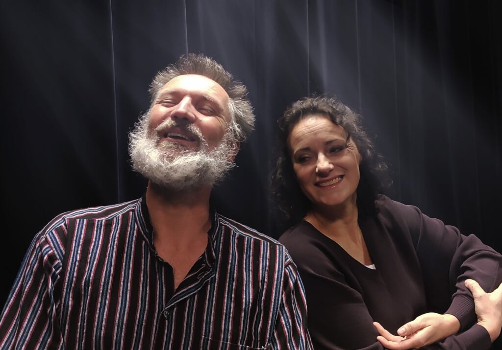 Acteurs Linda van Pesch-van Ginneken en Nico Meurs spelen 'Onder het melkbos'. Foto: PR