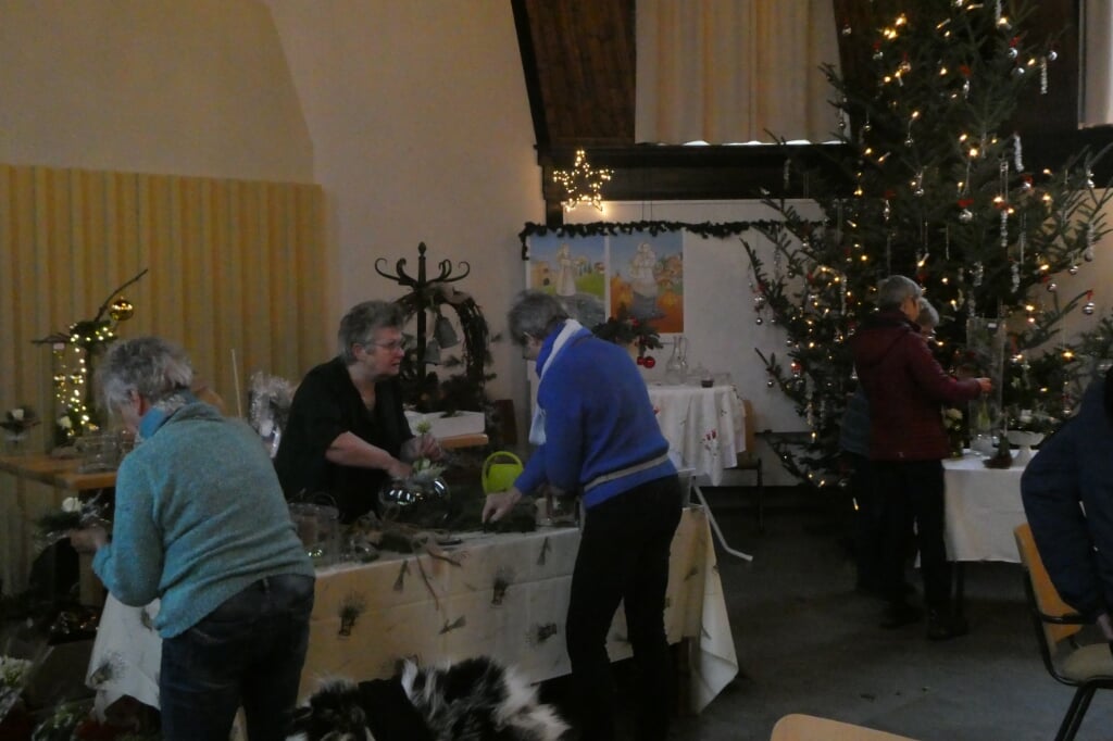 Hermien Bannink (m) zal een deel van de opbrengst van de Kerstfair schenken aan de Barchkerk. Foto: Jan Hendriksen