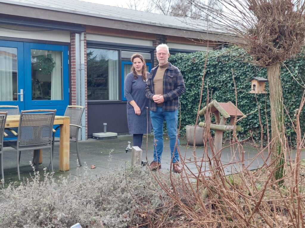 Marlies Hengeveld, coördinator en Leo Scharenborg, vicevoorzitter, bij een kansrijk dak van de hospice. Helaas nog even geen zon. Foto: Joke de Haan